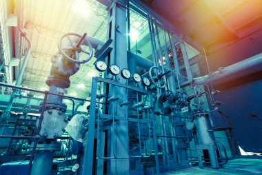 Endüstriyel çelik boru hatları, vanalar, kablolar ve geçitler