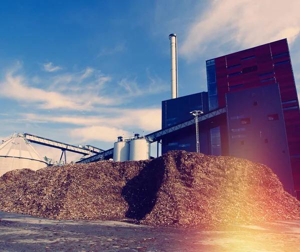 Planta de energía biológica con almacenamiento de combustible de madera contra el cielo azul — Foto de Stock