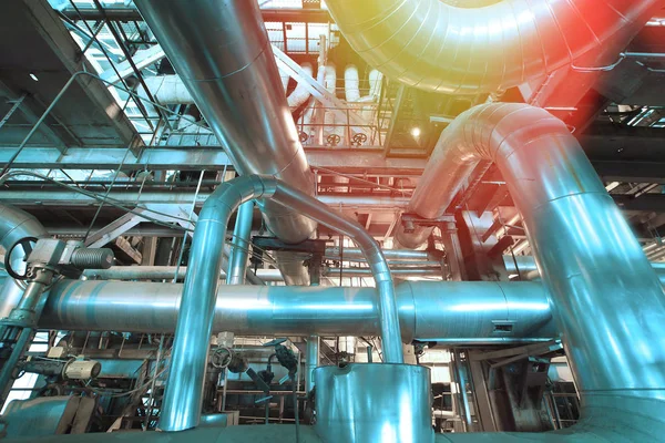 Zona industrial, tuberías de acero y equipos en tono azul — Foto de Stock