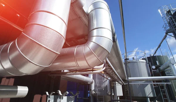 Industrial pipelines on pipe-bridge against blue sky — Stock Photo, Image