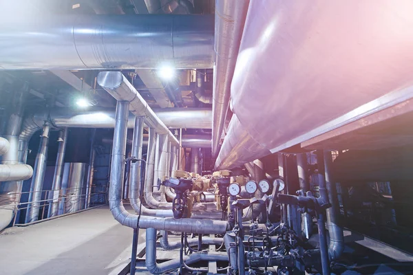 Equipos, cables y tuberías que se encuentran en el interior de una industria moderna — Foto de Stock