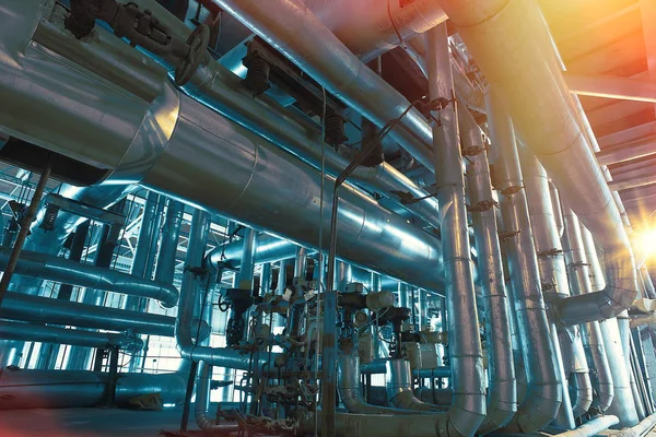 Unterschiedlich große und geformte Rohre und Ventile in einem Kraftwerk — Stockfoto