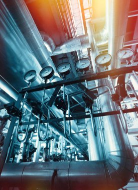 Sanayi bölgesi, çelik boru hatları ve kablolar