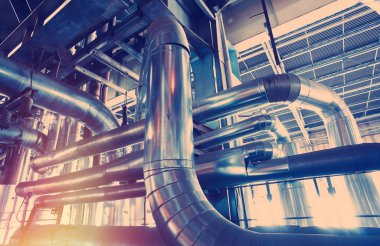 Sanayi bölgesi, çelik boru hatları, vanalar ve merdivenler.