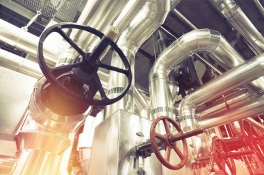 donanımları, kablolar ve borular modern Endüstr içinde bulunan