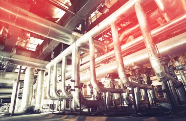 bir enerji santralinde farklı boyutlarda ve şekilli borular ve vanalar 