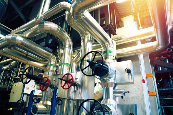 donanımları, kablolar ve borular modern Endüstr içinde bulunan