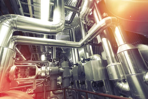 bir enerji santralinde farklı boyutlarda ve şekilli borular ve vanalar 