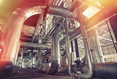 Endüstriyel çelik boru hatları, vanalar, kablolar ve geçitler