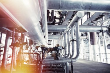 donanımları, kablolar ve borular modern Endüstr içinde bulunan