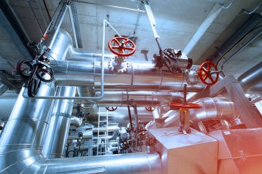 Sanayi bölgesi, çelik boru hatları, vanalar ve pompalar.