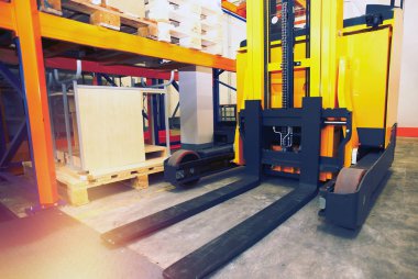 Raflar, raflar ve forklift paletleri dağıtım wareho ile