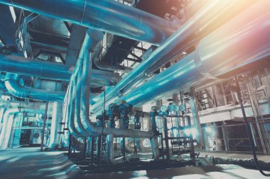 Sanayi bölgesi, çelik boru hatları, vanalar ve merdivenler.