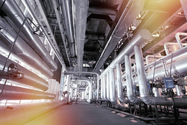 Equipos, cables y tuberías que se encuentran en el interior de una industria moderna —  Fotos de Stock