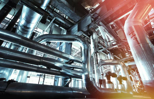 Zona industrial, tuberías de acero y cables en tonos verdes — Foto de Stock