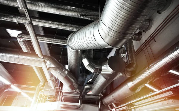 Tubos de ventilación y conductos de aire acondicionado industrial — Foto de Stock