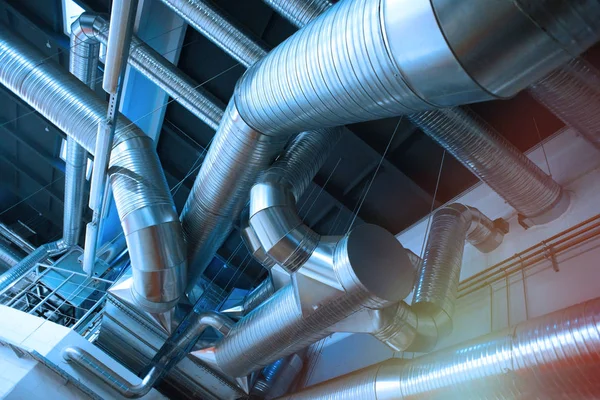 Lüftungsrohre und Kanäle für industrielle Klimaanlagen — Stockfoto