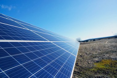 Mavi gökyüzüne karşı güneş panelleri  