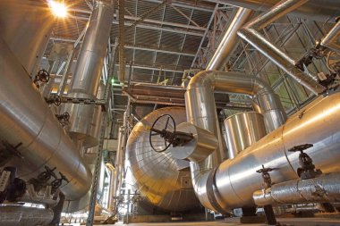 Endüstriyel çelik boru hatları, vanalar, kablolar ve geçitler