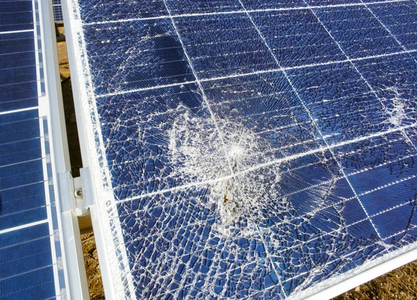 Rotto distrutto pannello solare — Foto Stock