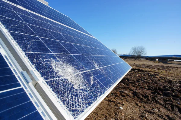 Panel solar destruido roto — Foto de Stock