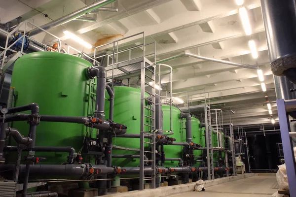 Резервуары для очистки воды на электростанции — стоковое фото