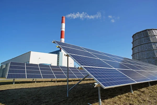 Pannello solare, ciminiere e refrigeratore d'acqua presso la centrale elettrica — Foto Stock
