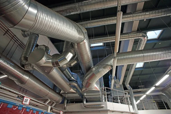 Tubos de ventilação e condutas de ar condicionado industrial — Fotografia de Stock