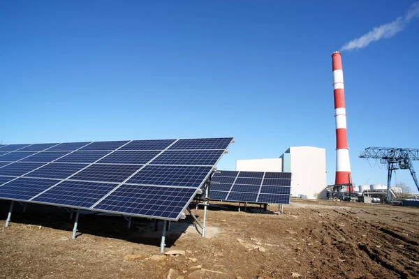 Panel solar, chimenea en la central eléctrica — Foto de Stock