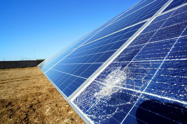 Panel solar destruido roto — Foto de Stock