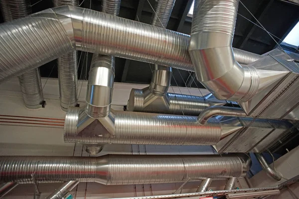 Tubos de ventilação e condutas de ar condicionado industrial — Fotografia de Stock
