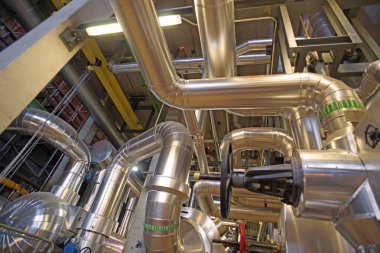 Endüstriyel çelik boru hatları, vanalar, kablolar ve geçitler