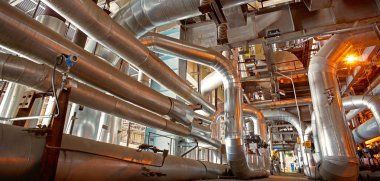 Sanayi bölgesi, çelik boru hatları, vanalar ve merdivenler.