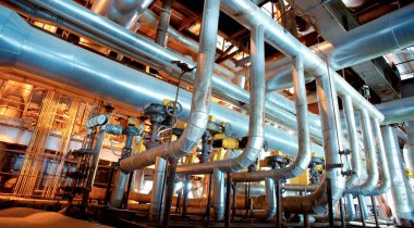 Sanayi bölgesi, çelik boru hatları, vanalar ve merdivenler.