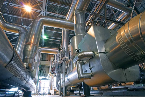 Tuberías de acero industriales, válvulas, cables y pasarelas — Foto de Stock