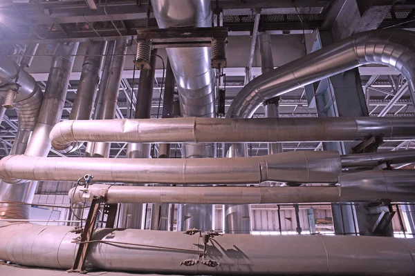 Tuberías de acero industriales, válvulas, cables y pasarelas — Foto de Stock