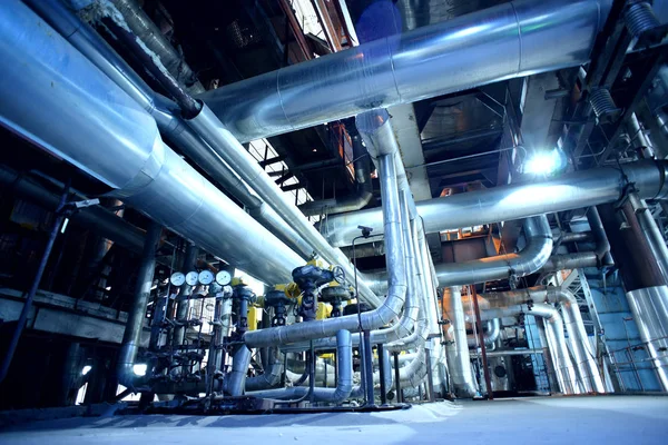 Tuberías de acero industriales, válvulas, cables y pasarelas — Foto de Stock