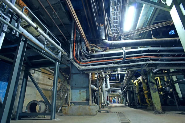 Tuberías de acero industriales, válvulas, cables y pasarelas — Foto de Stock