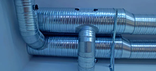 Tubos de ventilación y conductos de aire acondicionado industrial —  Fotos de Stock