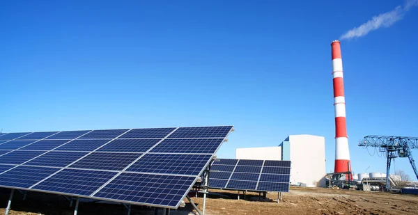 发电厂的太阳能电池板，烟囱 — 图库照片