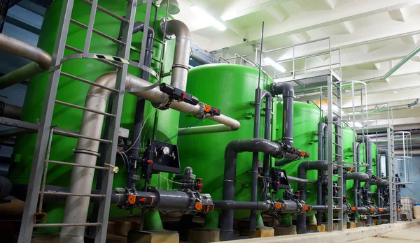 Serbatoi di trattamento acque presso la centrale elettrica — Foto Stock