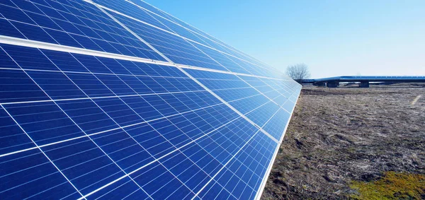 Zonnepanelen tegen blauwe lucht — Stockfoto