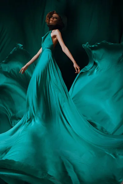 長い青緑色のドレスを着た女の子 ロイヤリティフリーのストック写真