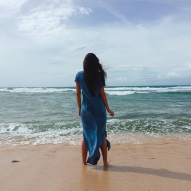 Uzun turkuaz elbiseli kız