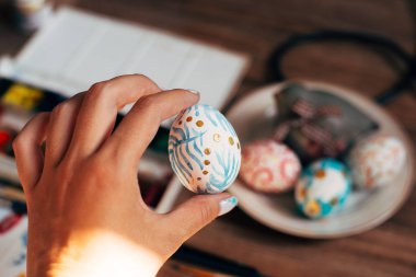 Paskalya yumurtaları tutan kız