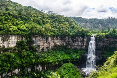 En este paisaje Colombiano podems ver la cascada nombrado como el salto del tequendama ubicado cerca a Bogota.