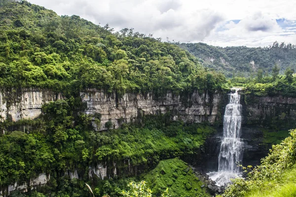 En este paisaje Colombiano podems ver la cascada nombrado como el salto del tequendama ubicado cerca a Bogota.