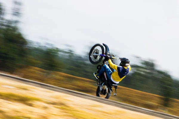 Motociclista Haciendo Willing Una Carrera Motos Hombre Divirtindose Moto — Photo