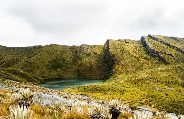 Una laguna en una montaa en un Paramo. En este sitio esta ubicada la leyenda de el dorado en el parque chingasa la laguna de siecha