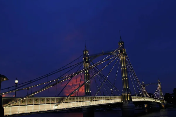 Albert Bridge London Вид Альбертский Мост Вечерний Закат Включенными Огнями — стоковое фото